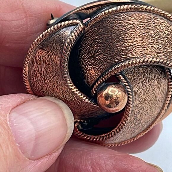 Vintage MCM textured copper swirled brooch. - Picture 5 of 7